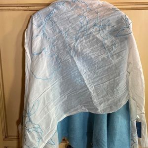 Beautiful Vera Wang ScarfNWT